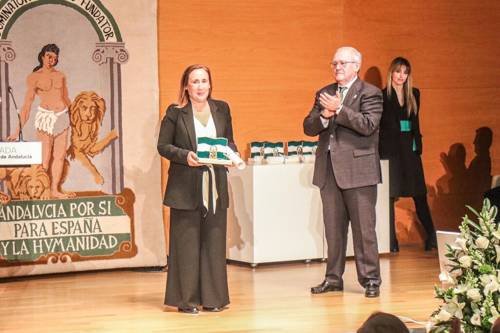 D. Mónica López recogiendo el premio
